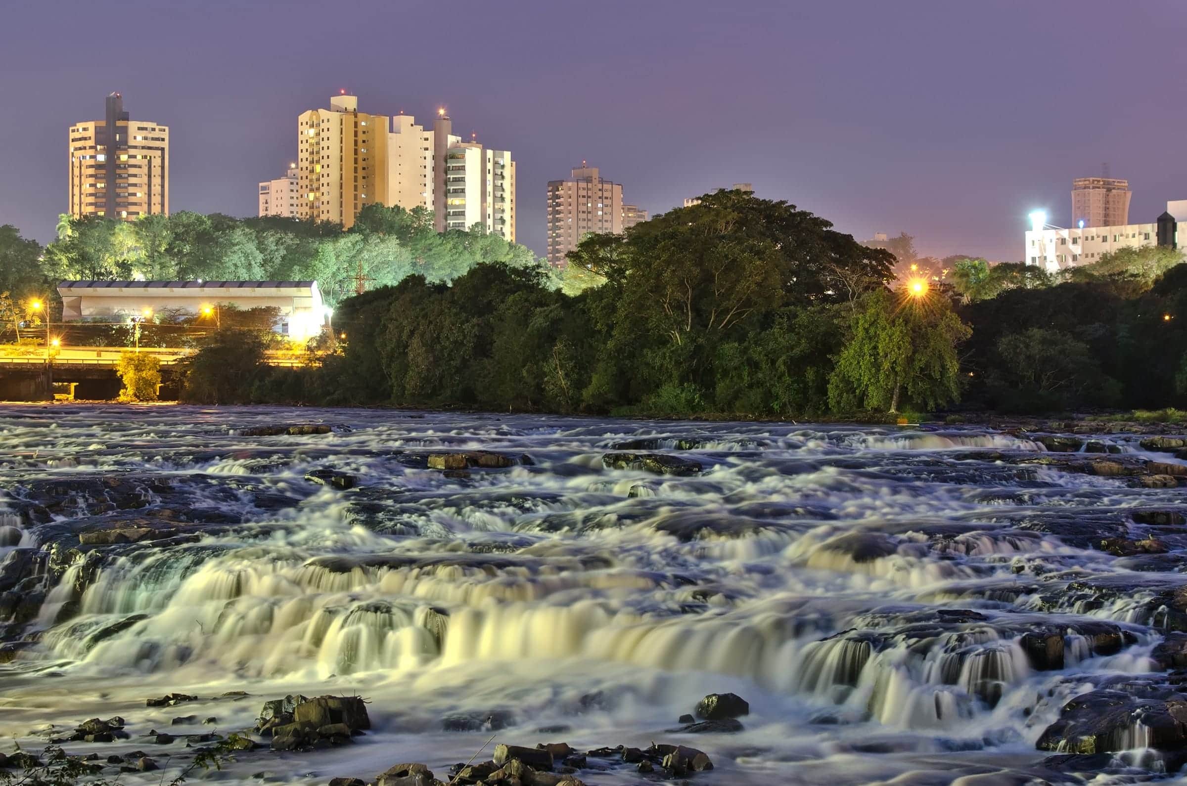 Salto do Rio Piracicaba ao anoitecer